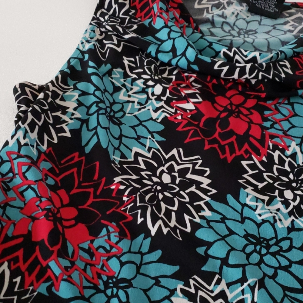 Sleeveless stretch blouse with turquoise, red